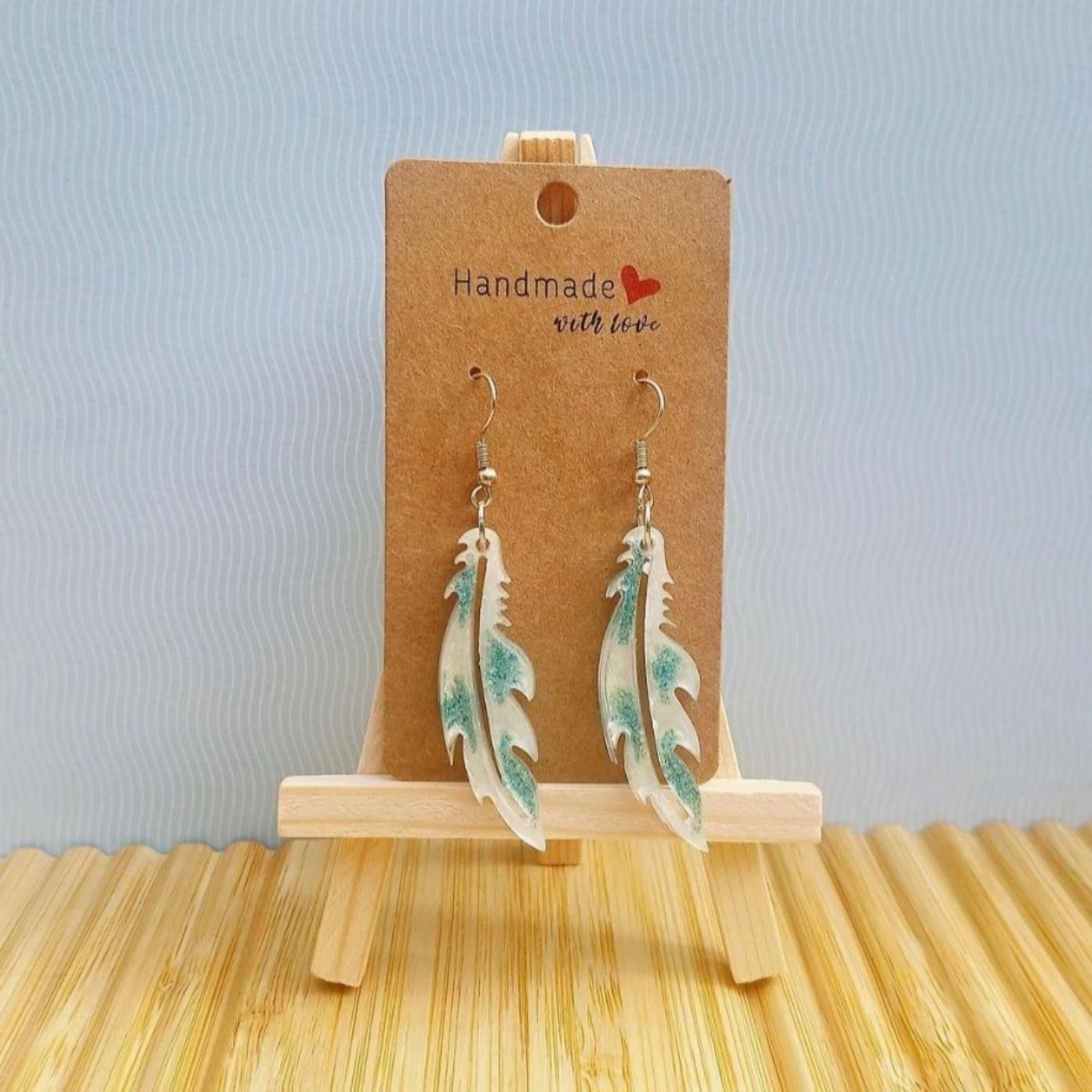 Boucles d'oreilles plumes blanches turquoises 